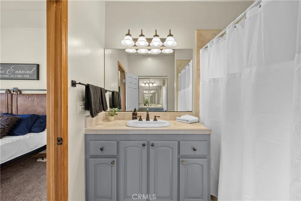 820 Arbula Crestline, CA 92325