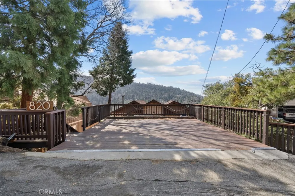 820 Arbula Crestline, CA 92325