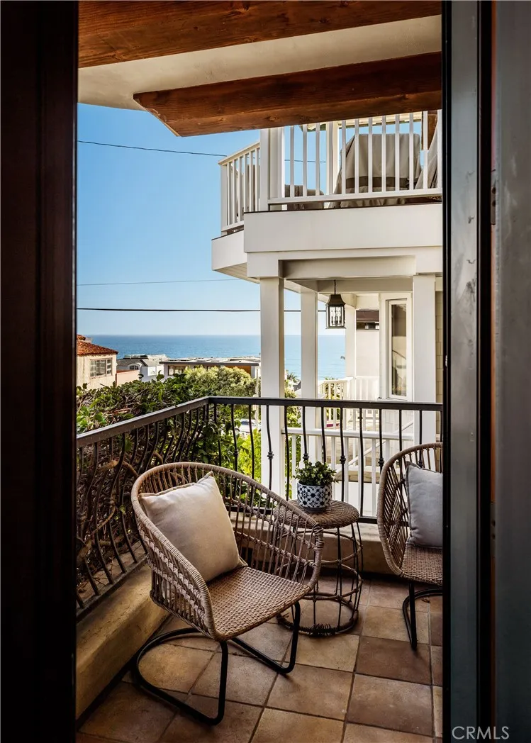 221 3rd Manhattan Beach, CA 90266