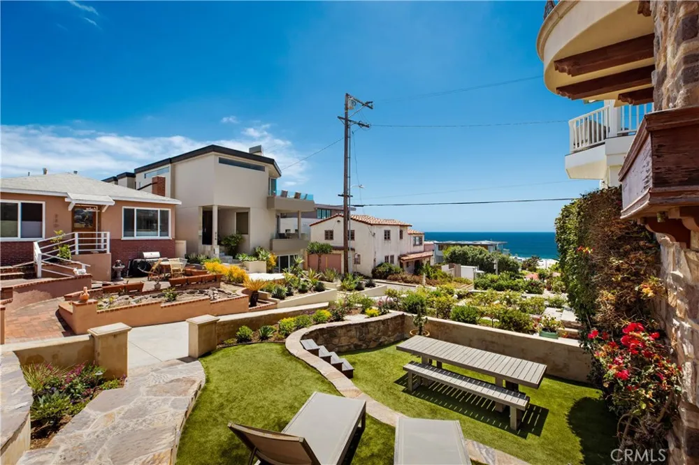 221 3rd Manhattan Beach, CA 90266