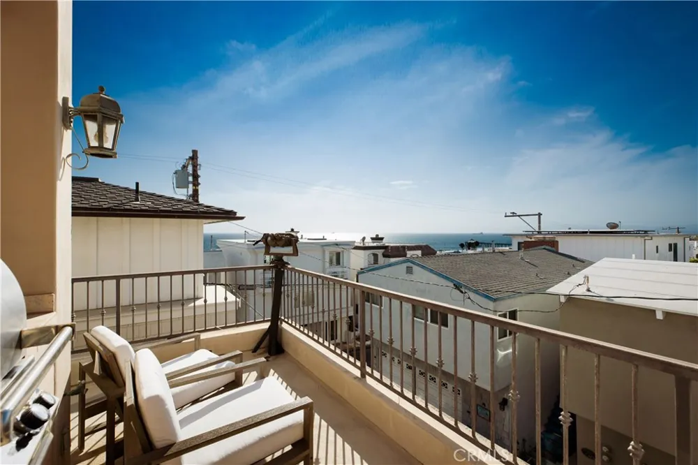 221 3rd Manhattan Beach, CA 90266