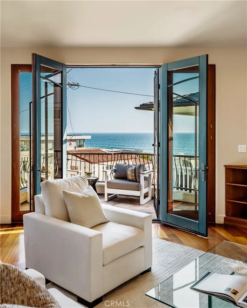 221 3rd Manhattan Beach, CA 90266