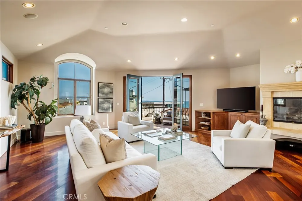 221 3rd Manhattan Beach, CA 90266