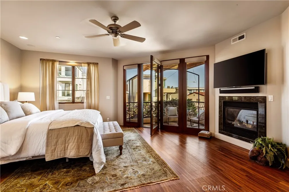 221 3rd Manhattan Beach, CA 90266