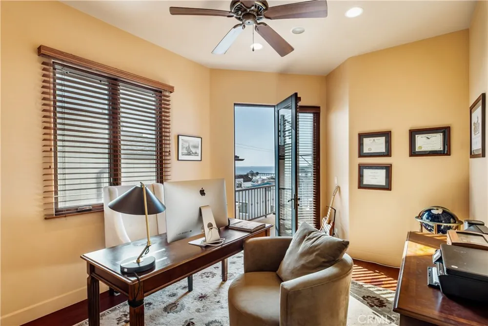 221 3rd Manhattan Beach, CA 90266