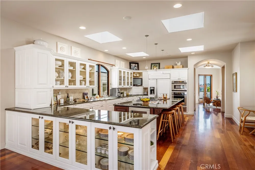 221 3rd Manhattan Beach, CA 90266