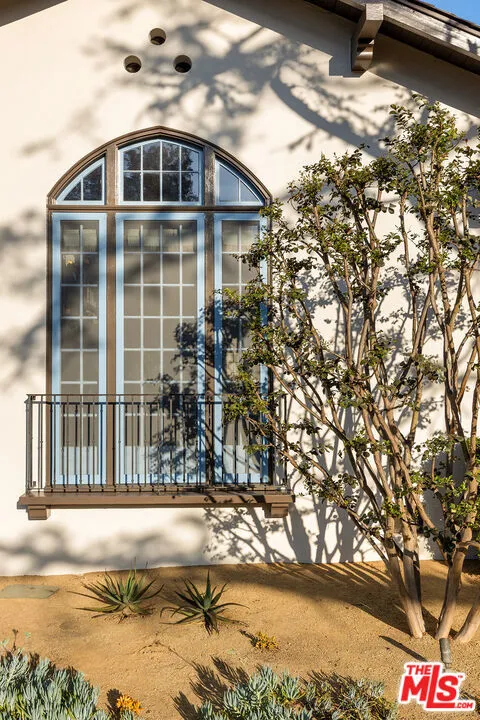 800 S Plymouth Boulevard Los Angeles, CA 90005