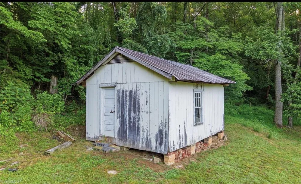 11526 US Highway 421 Purlear, NC 28665