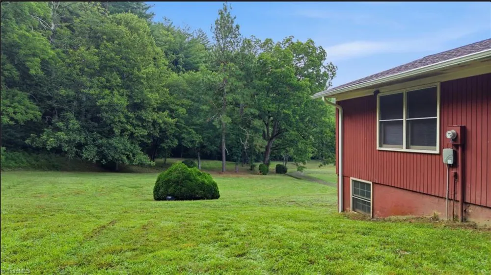 11526 US Highway 421 Purlear, NC 28665