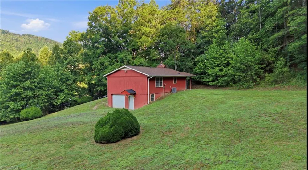 11526 US Highway 421 Purlear, NC 28665