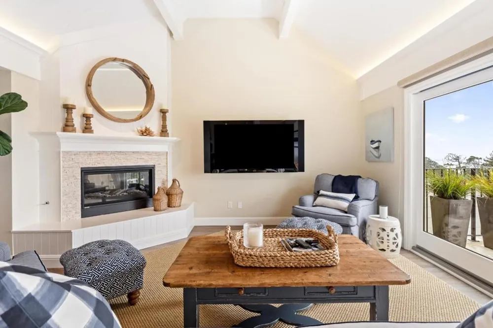 Mission 3 NW of 4th Avenue #5 Carmel, CA 93921