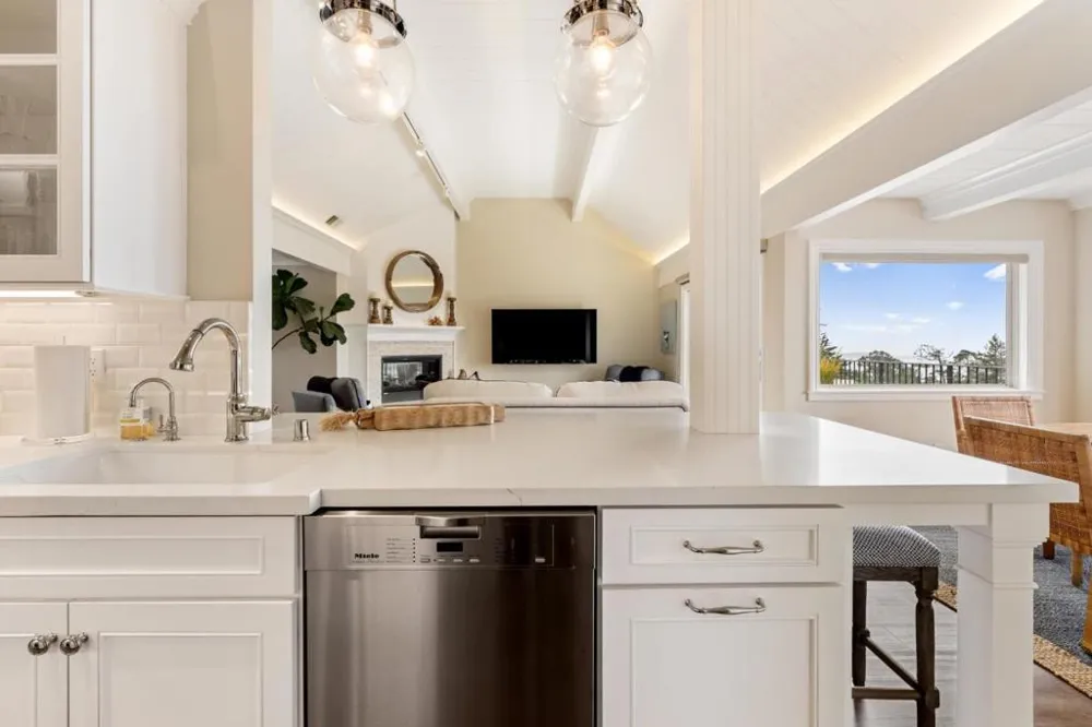 Mission 3 NW of 4th Avenue #5 Carmel, CA 93921