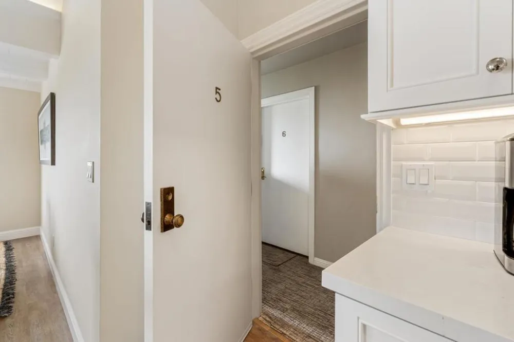 Mission 3 NW of 4th Avenue #5 Carmel, CA 93921
