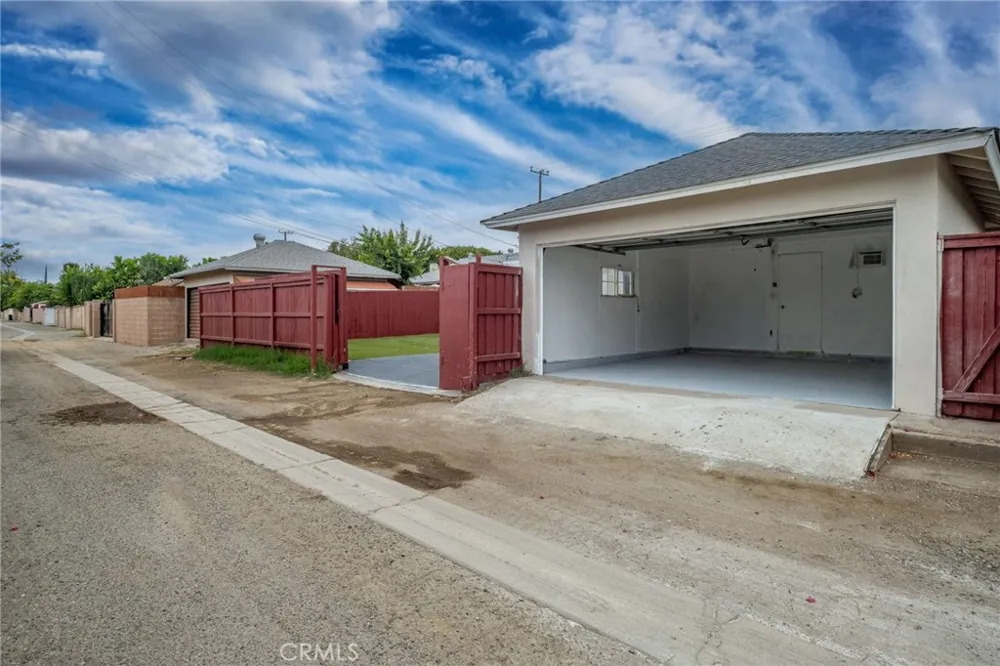 20756 Saticoy Street Winnetka, CA 91306