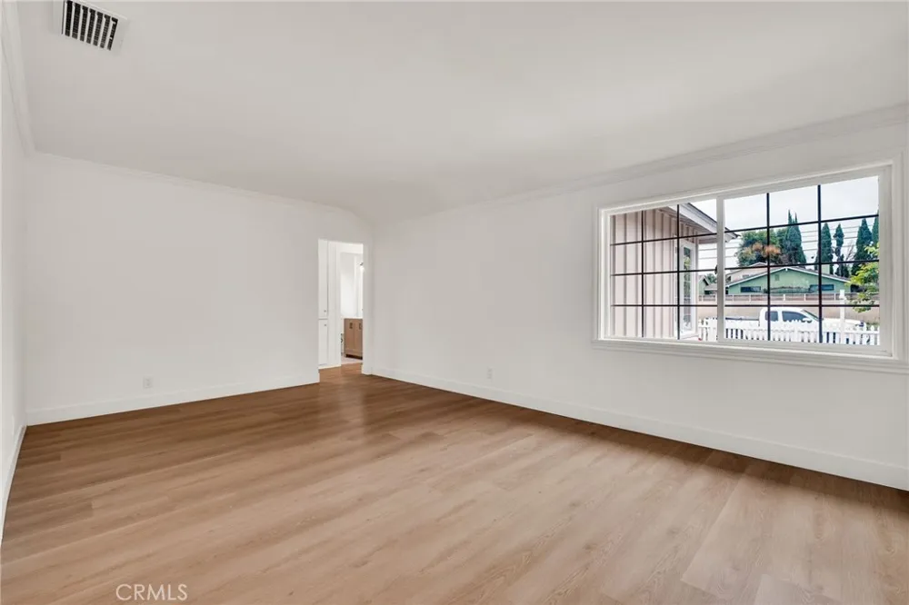 20756 Saticoy Street Winnetka, CA 91306