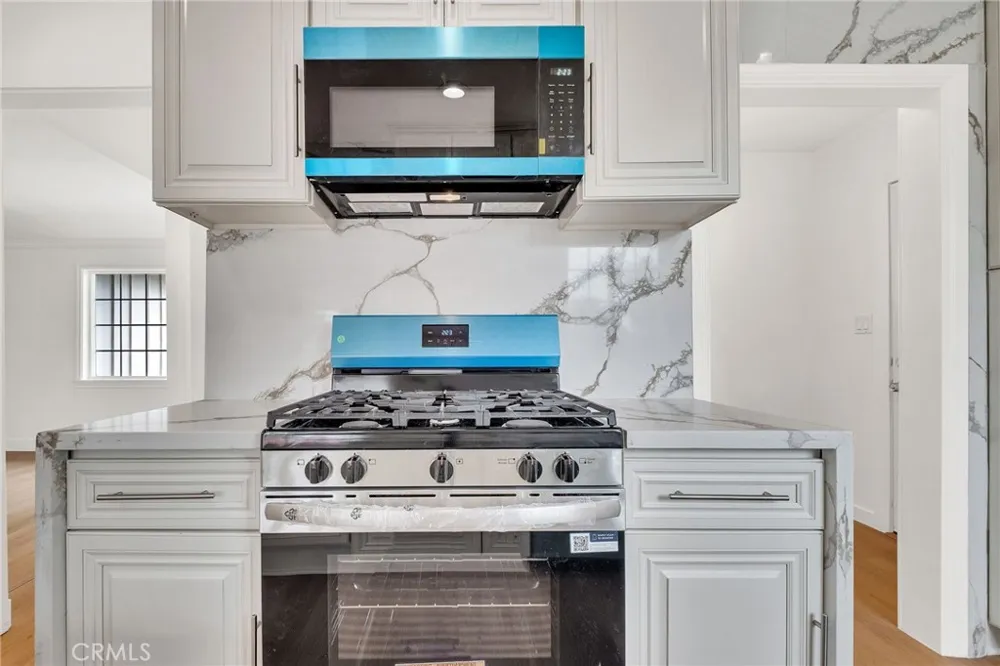 20756 Saticoy Street Winnetka, CA 91306