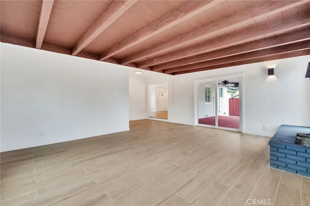20756 Saticoy Street Winnetka, CA 91306