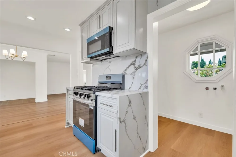 20756 Saticoy Street Winnetka, CA 91306