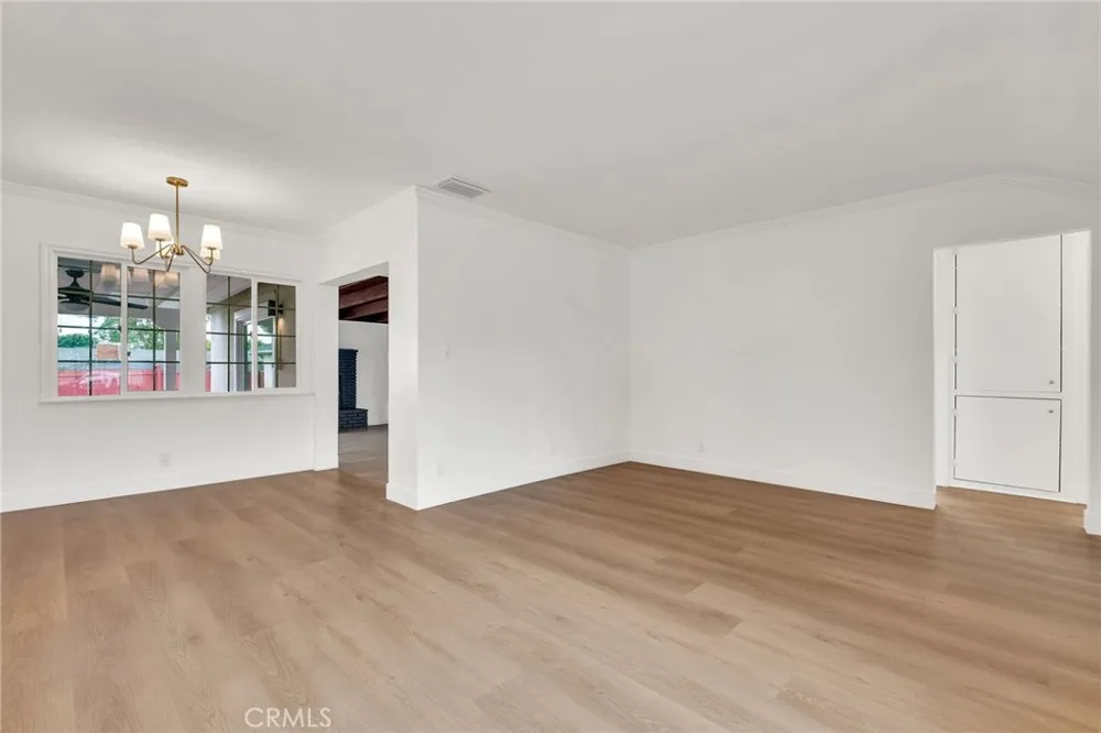 20756 Saticoy Street Winnetka, CA 91306