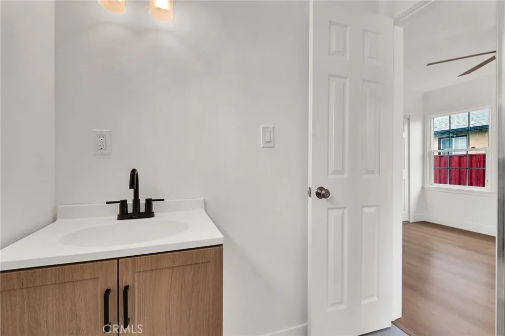 20756 Saticoy Street Winnetka, CA 91306