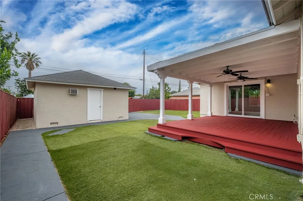 20756 Saticoy Street Winnetka, CA 91306