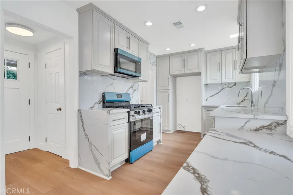 20756 Saticoy Street Winnetka, CA 91306