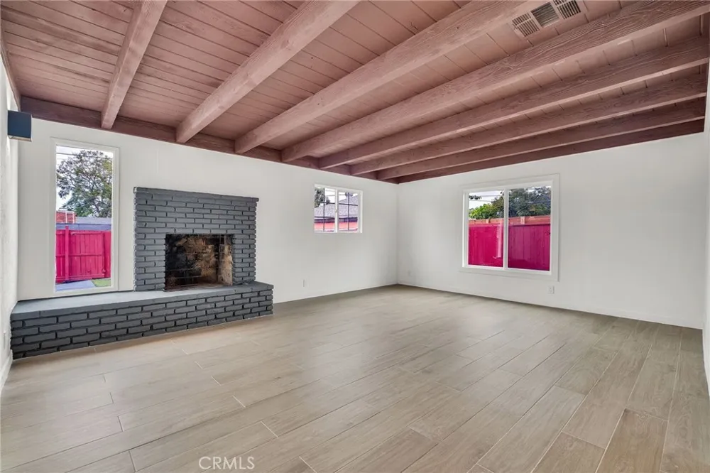 20756 Saticoy Street Winnetka, CA 91306