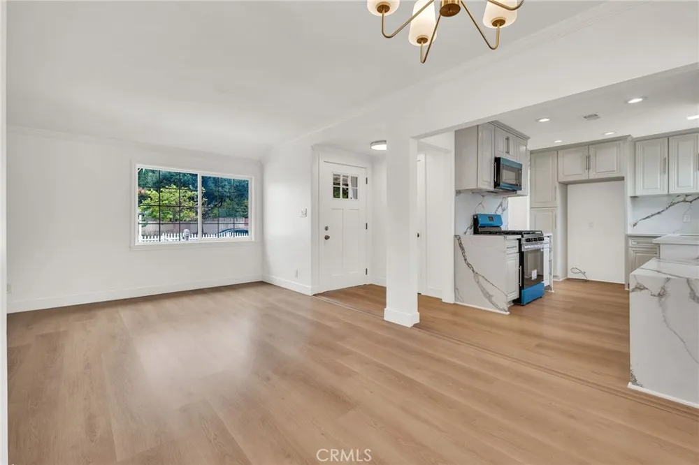 20756 Saticoy Street Winnetka, CA 91306