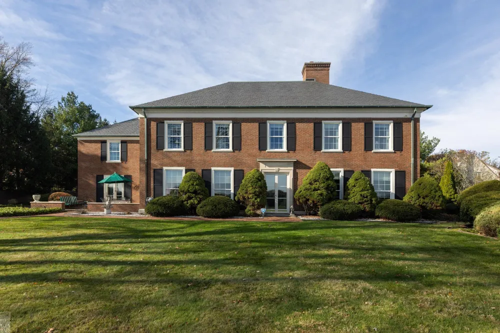 105 Lake Shore Road Grosse Pointe Farms City, MI 48236