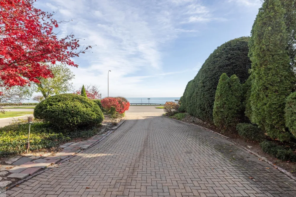 105 Lake Shore Road Grosse Pointe Farms City, MI 48236