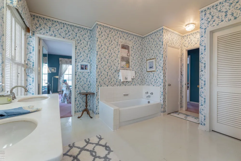 105 Lake Shore Road Grosse Pointe Farms City, MI 48236