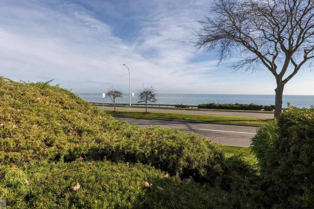 105 Lake Shore Road Grosse Pointe Farms City, MI 48236
