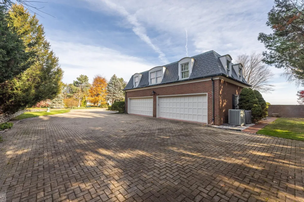 105 Lake Shore Road Grosse Pointe Farms City, MI 48236