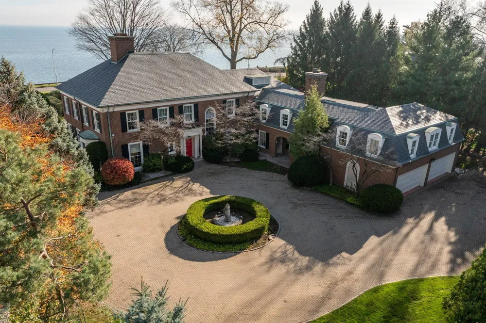 105 Lake Shore Road Grosse Pointe Farms City, MI 48236