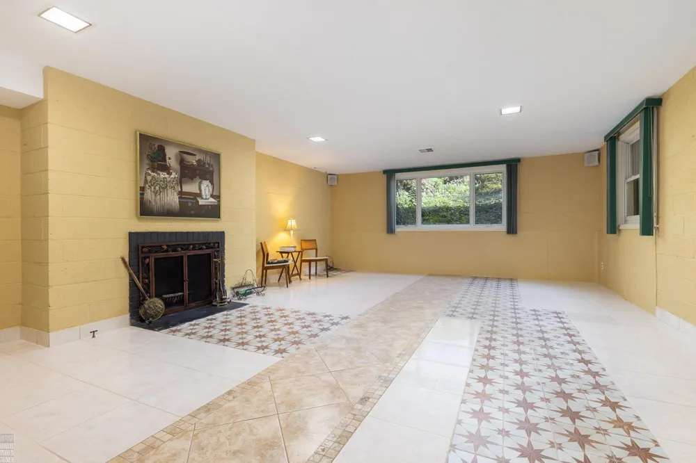 105 Lake Shore Road Grosse Pointe Farms City, MI 48236