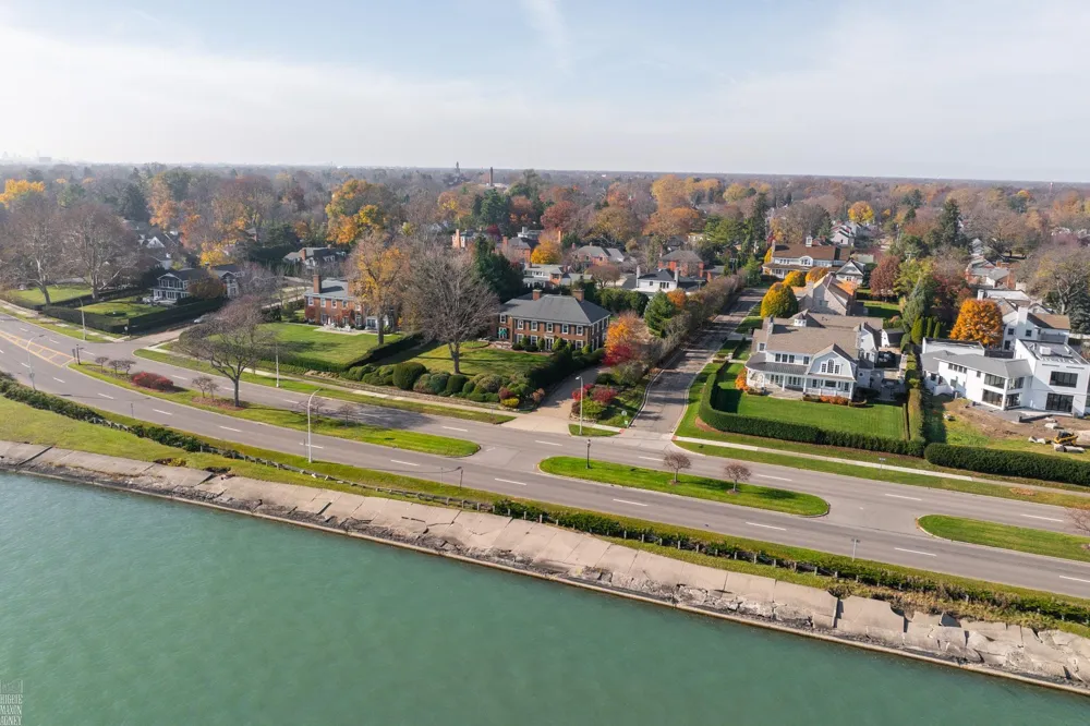 105 Lake Shore Road Grosse Pointe Farms City, MI 48236