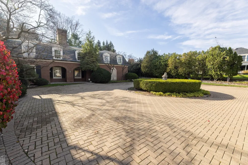 105 Lake Shore Road Grosse Pointe Farms City, MI 48236