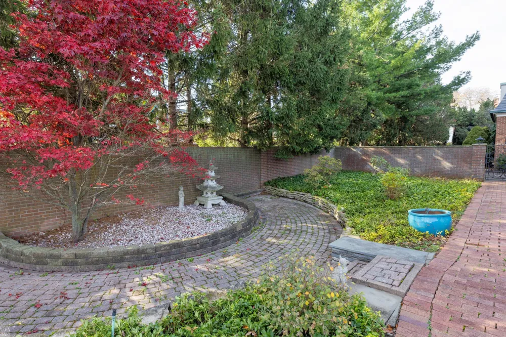 105 Lake Shore Road Grosse Pointe Farms City, MI 48236