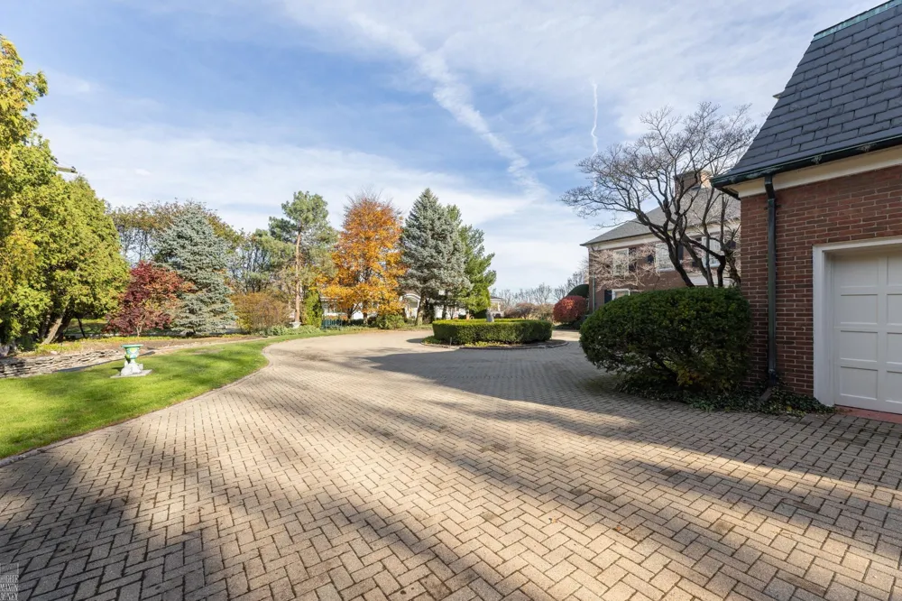 105 Lake Shore Road Grosse Pointe Farms City, MI 48236