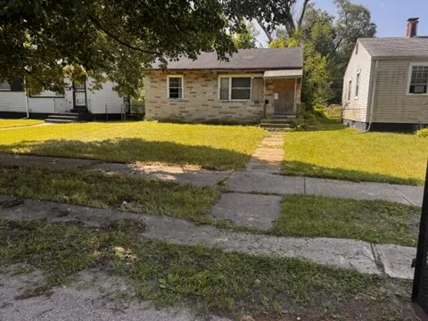 1027 E 35th Place