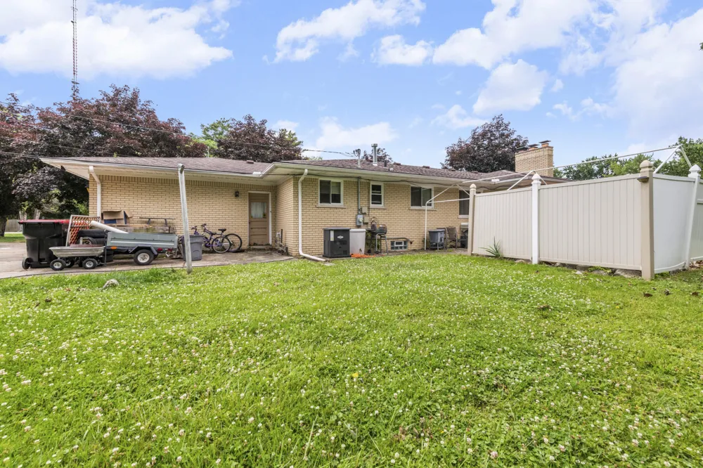 24319 Tamarack Trail Southfield, MI 48075