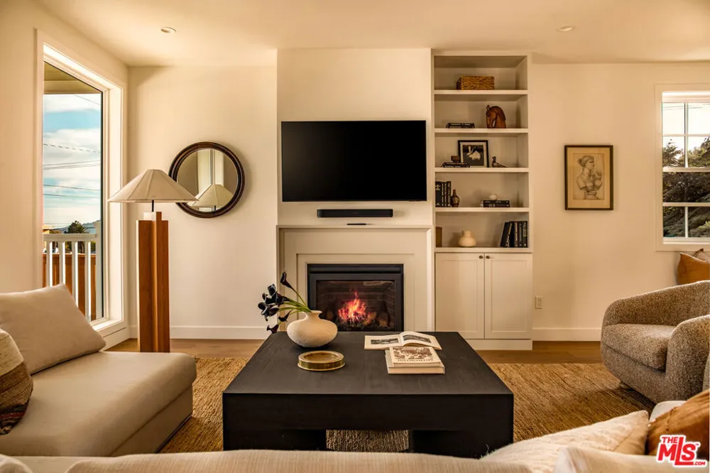 924 E Poppyfields Drive Altadena, CA 91001