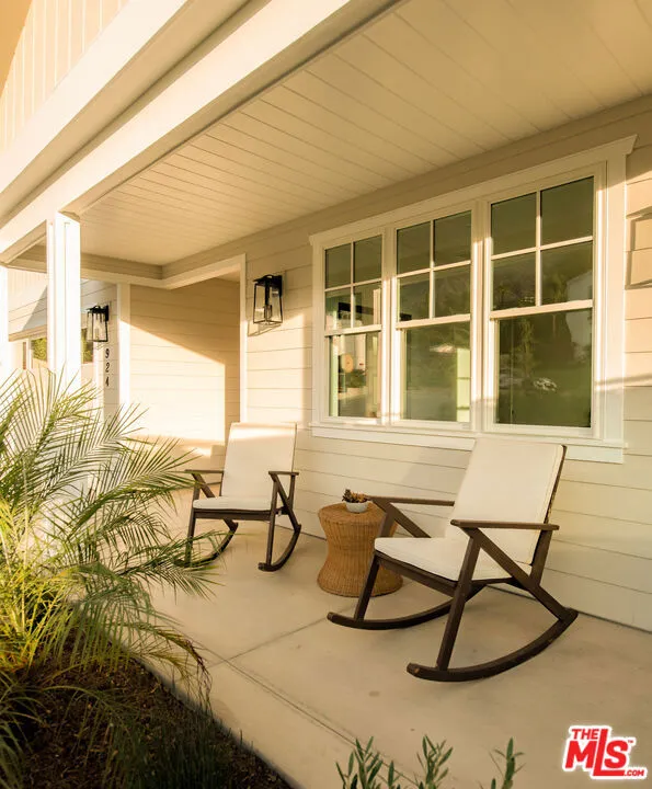 924 E Poppyfields Drive Altadena, CA 91001