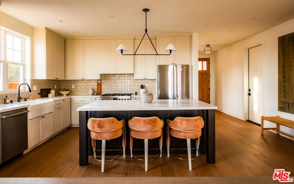 924 E Poppyfields Drive Altadena, CA 91001