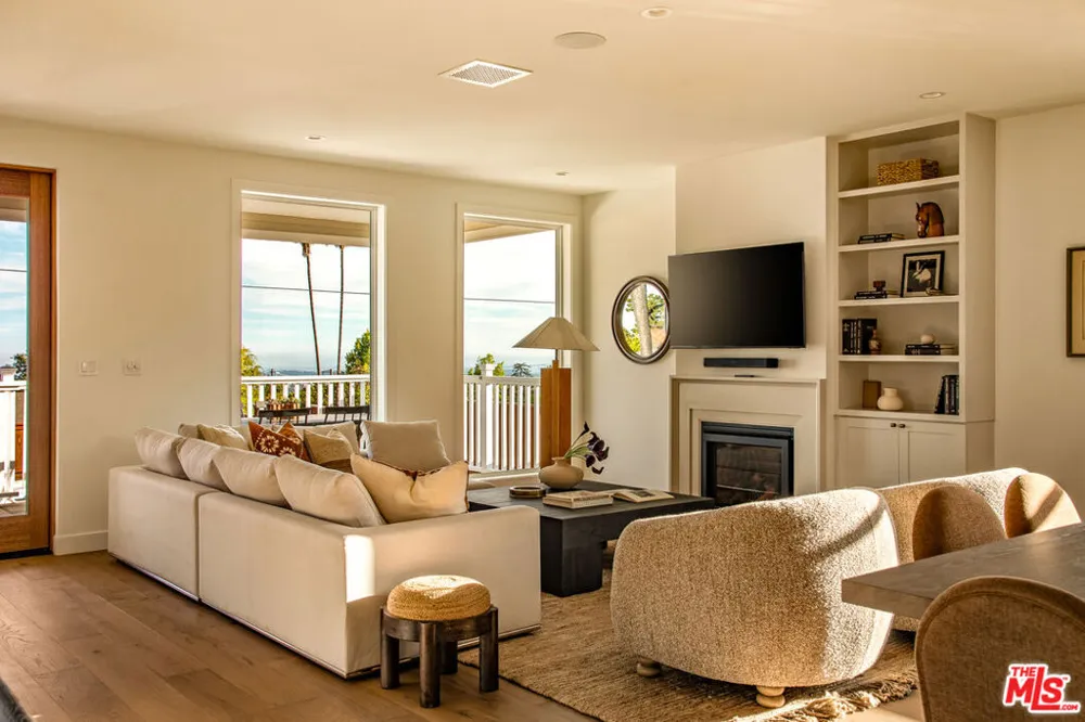 924 E Poppyfields Drive Altadena, CA 91001