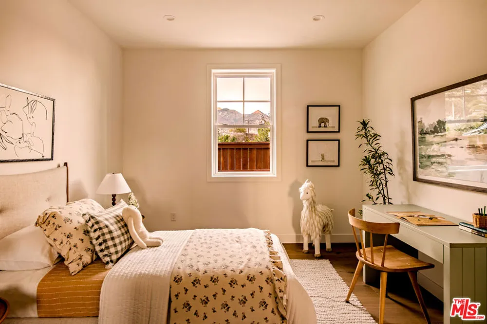 924 E Poppyfields Drive Altadena, CA 91001