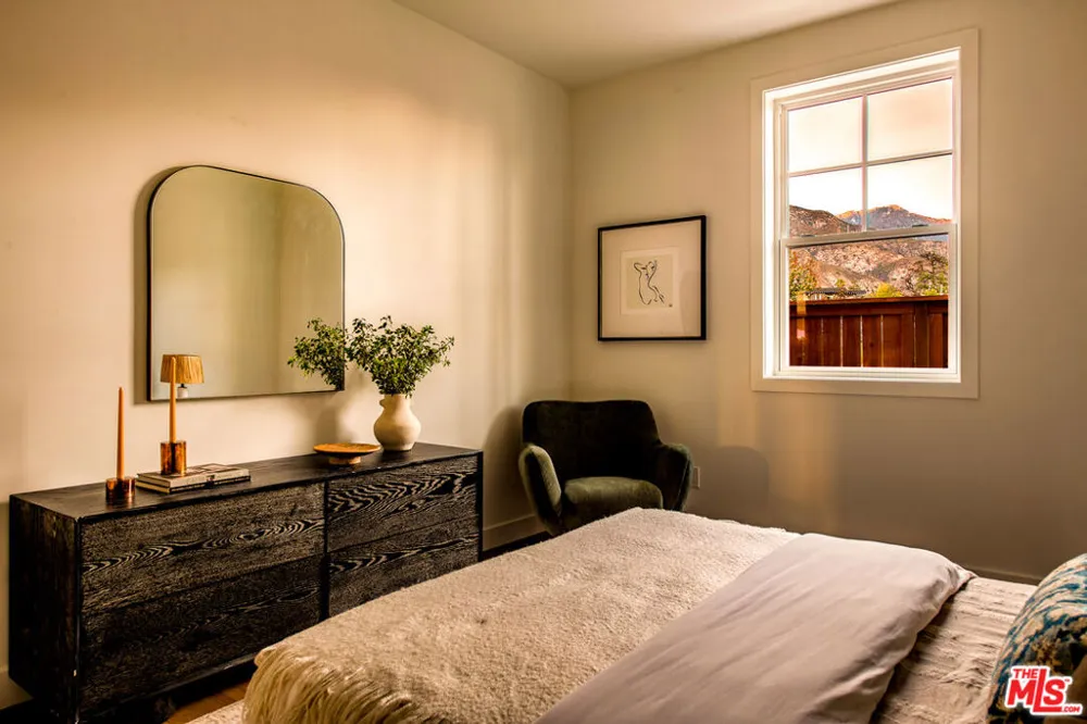 924 E Poppyfields Drive Altadena, CA 91001