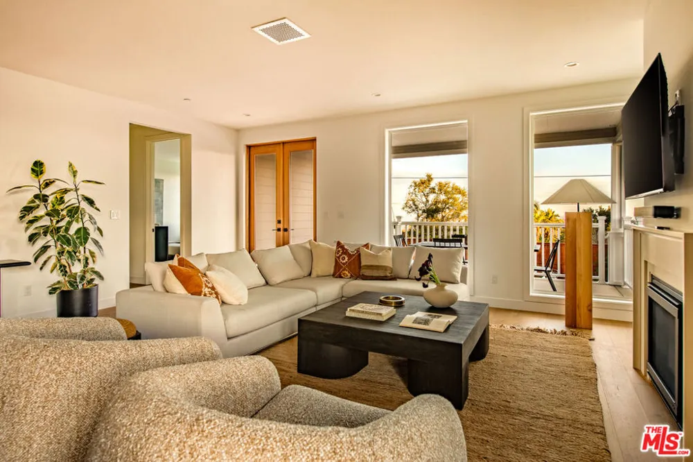 924 E Poppyfields Drive Altadena, CA 91001