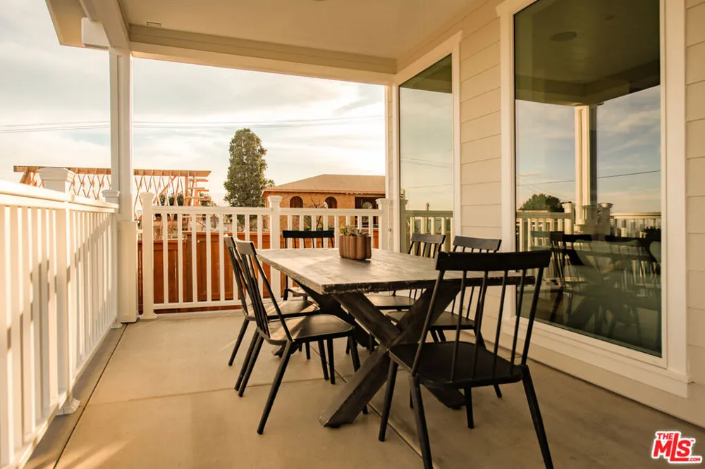 924 E Poppyfields Drive Altadena, CA 91001
