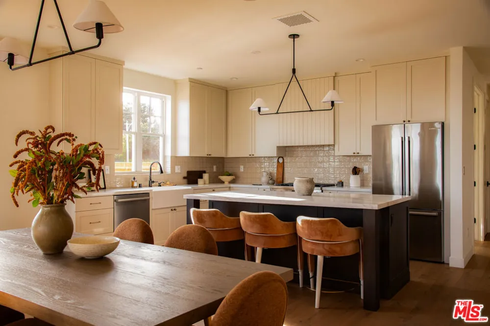 924 E Poppyfields Drive Altadena, CA 91001